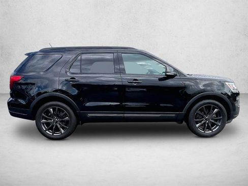Used 2018 Ford Explorer XLT w/ Equipment Group 202A image 3