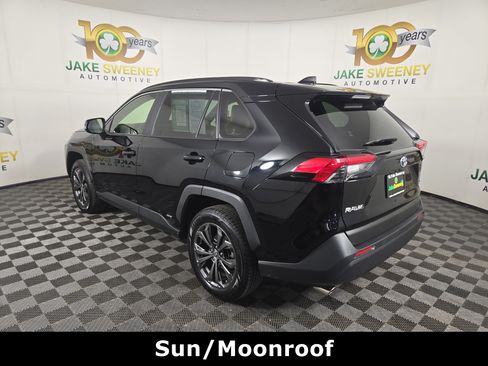 Used 2022 Toyota RAV4 XLE Premium AWD/4WD image 7