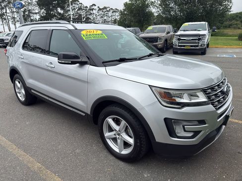 Used 2017 Ford Explorer XLT w/ Equipment Group 202A AWD/4WD image 7