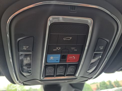 Certified 2025 Jeep Grand Cherokee Limited w/ Black Appearance Package AWD/4WD image 23