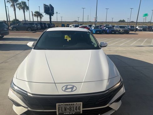 Certified 2025 Hyundai Elantra SE FWD image 2