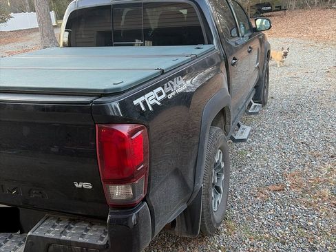 Used 2018 Toyota Tacoma TRD Off-Road w/ Technology Package image 4