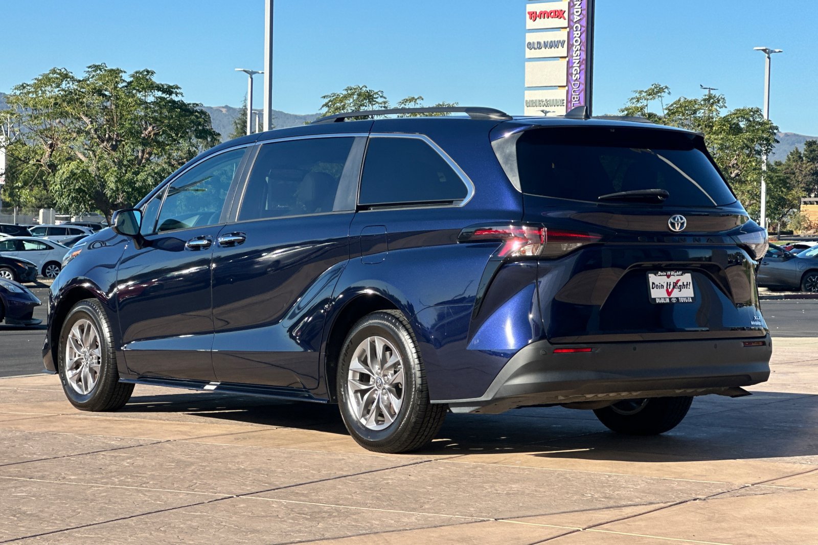 Certified 2023 Toyota Sienna XLE FWD image 7