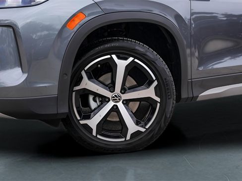 Used 2025 Volkswagen Tiguan SE image 3