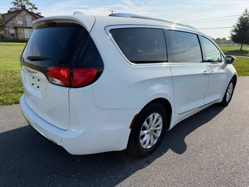 Used 2019 Chrysler Pacifica Touring-L FWD image 8