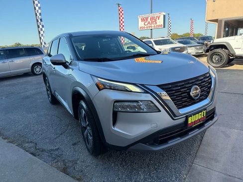 Used 2021 Nissan Rogue SV image 3