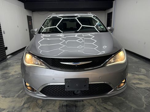 Used 2018 Chrysler Pacifica Touring-L w/ Advanced Safetytec Group FWD image 7