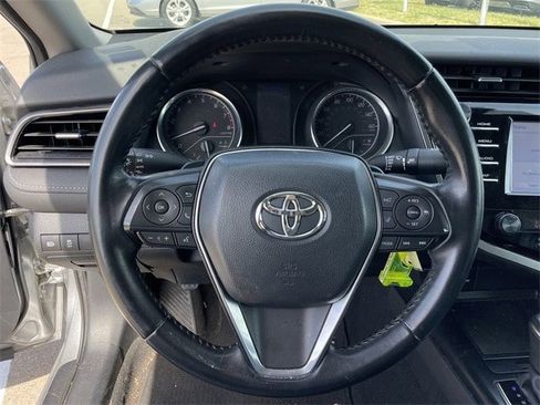 Used 2020 Toyota Camry SE image 11