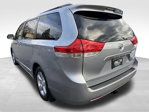 Used 2014 Toyota Sienna LE image 3