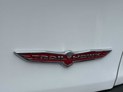 Used 2018 Jeep Cherokee Trailhawk image 15