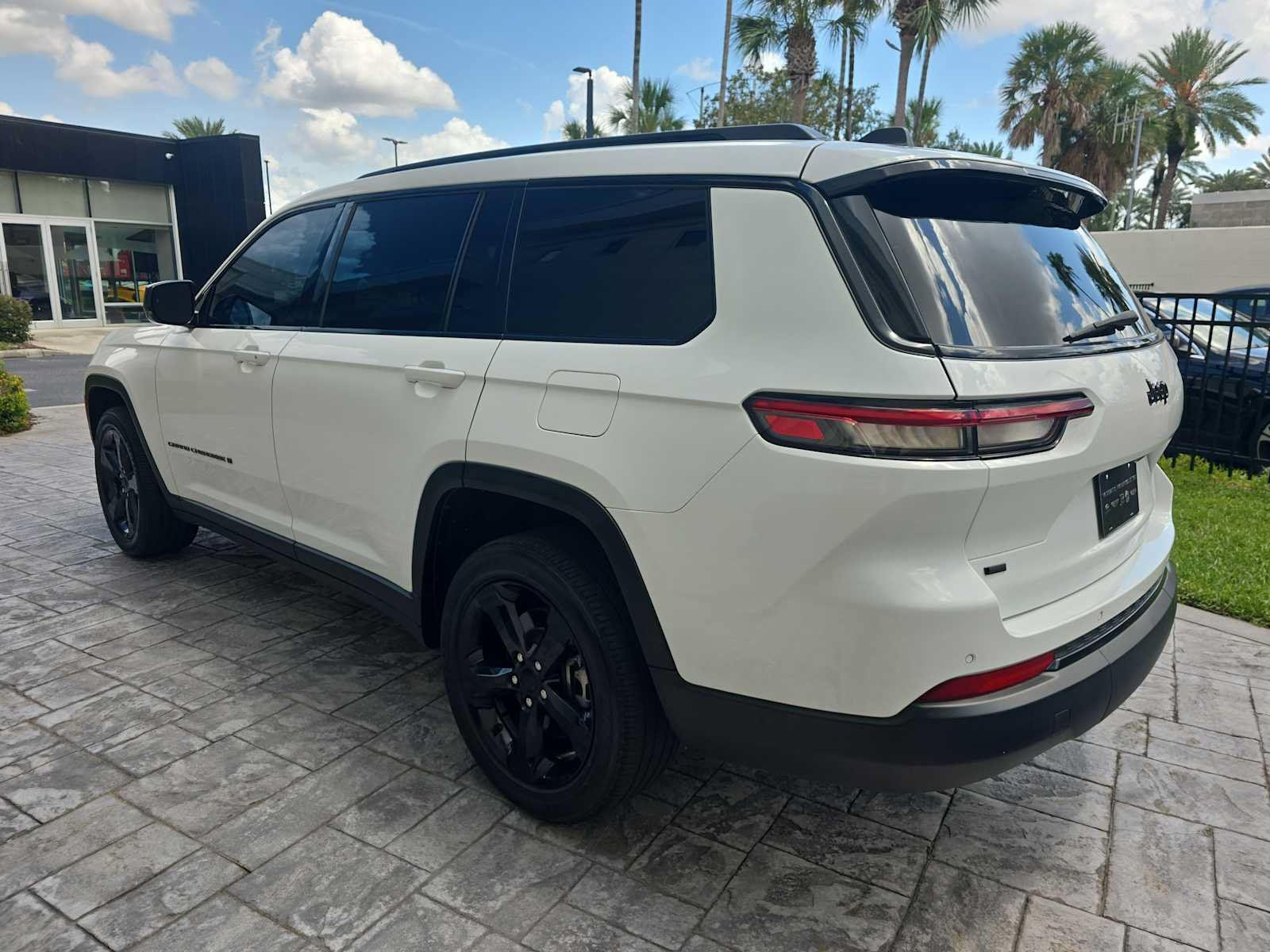 Used 2021 Jeep Grand Cherokee L Laredo RWD image 8