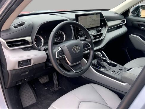 Used 2024 Toyota Highlander XLE AWD/4WD image 17