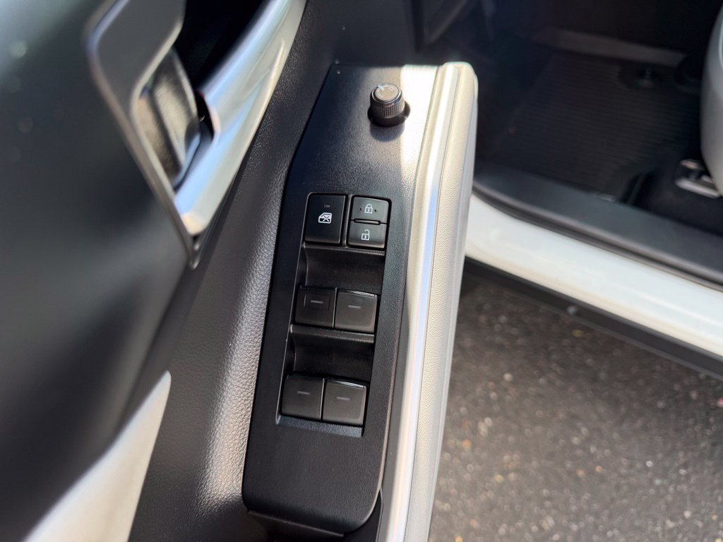 Used 2021 Toyota Highlander XLE AWD/4WD image 12