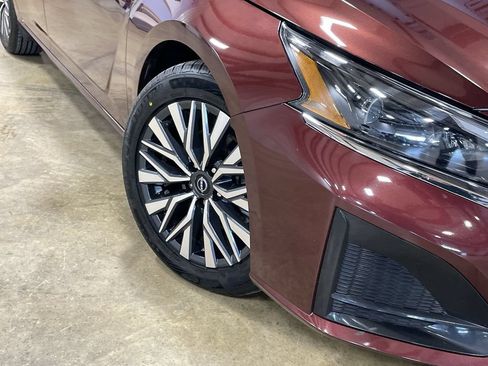 Used 2024 Nissan Altima 2.5 SV FWD image 11
