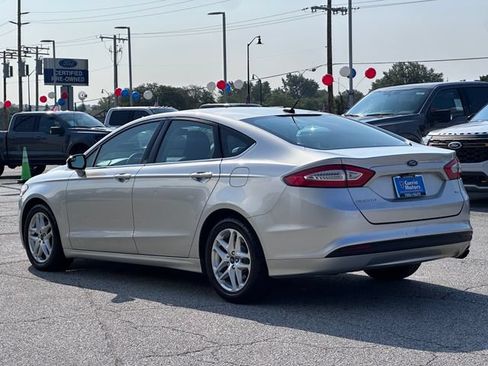 Used 2016 Ford Fusion SE FWD image 5