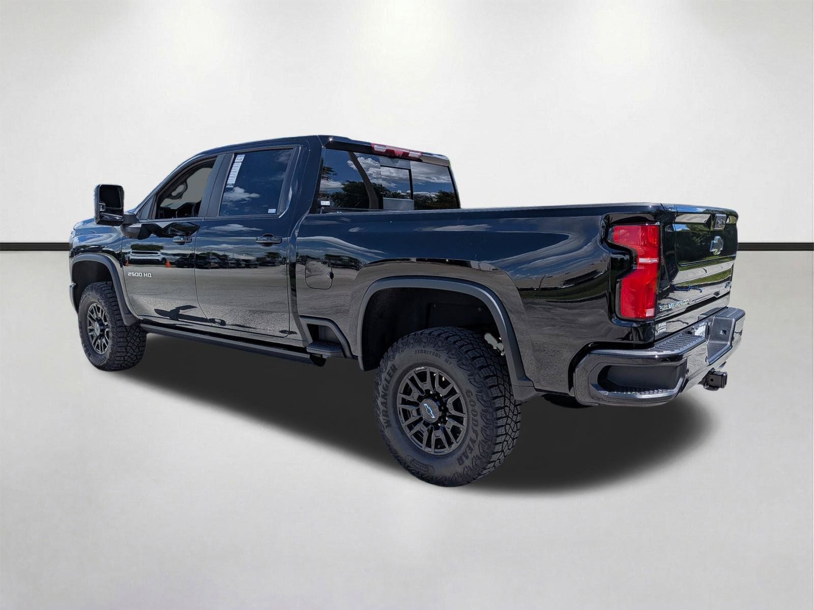 Used 2025 Chevrolet Silverado 2500 ZR2 w/ Technology Package AWD/4WD image 6