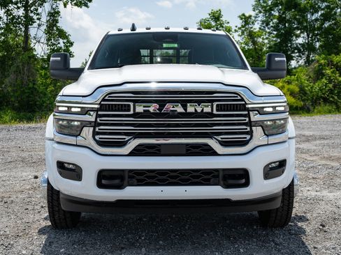 New 2026 RAM 4500 4x4 Crew Cab DRW w/ Laramie Trim Package image 8