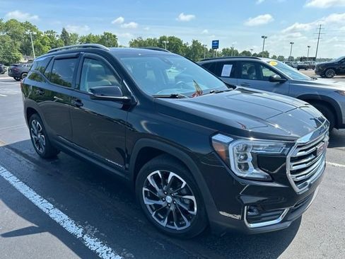 Used 2023 GMC Terrain SLT w/ Infotainment Package II FWD image 2
