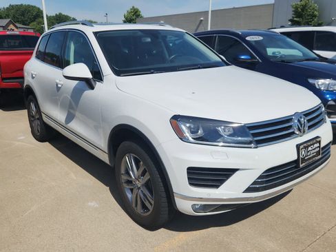 Used 2016 Volkswagen Touareg TDI AWD/4WD image 3
