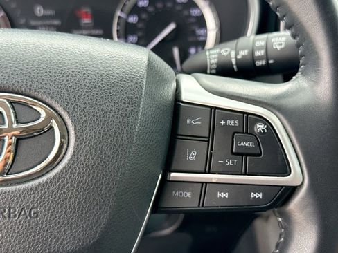 Used 2022 Toyota Highlander XLE FWD image 27