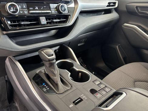 Used 2025 Toyota Highlander LE FWD image 43