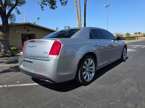 Used 2018 Chrysler 300 Limited RWD image 8