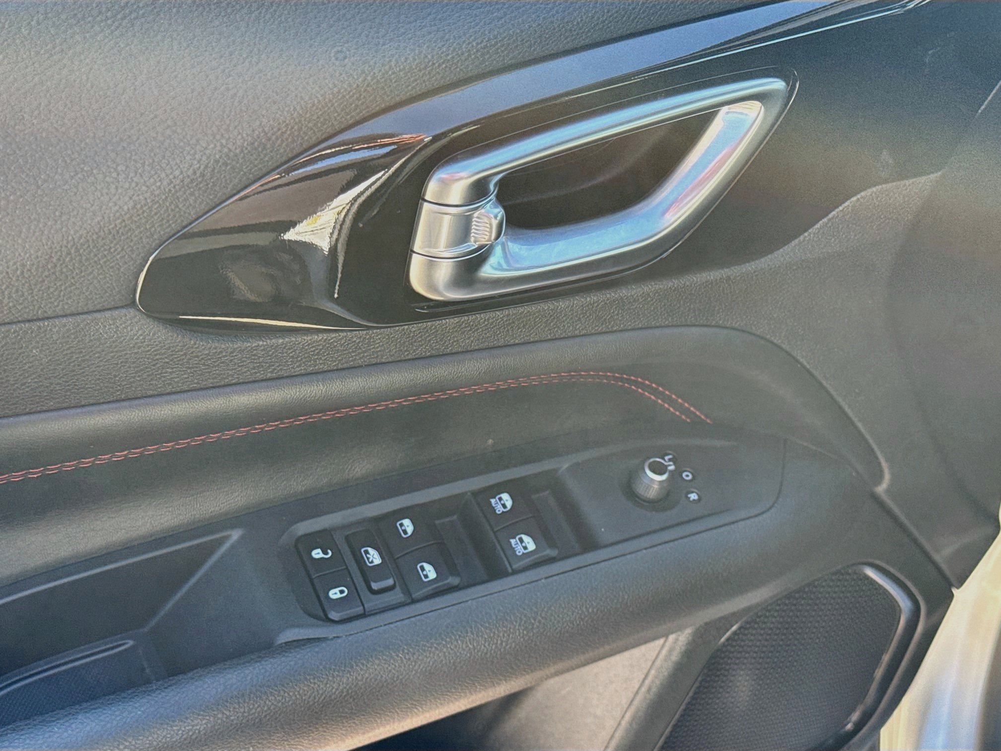 Used 2025 Jeep Compass Trailhawk AWD/4WD image 15