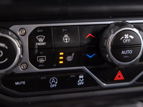 Used 2020 Jeep Wrangler Unlimited Sahara AWD/4WD image 16
