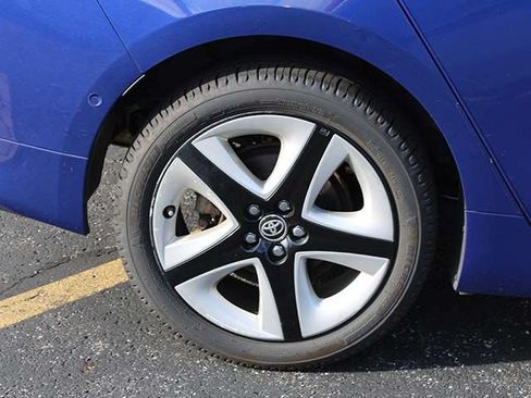 Used 2017 Toyota Prius Four Touring w/ Premium Convenience Package FWD image 8
