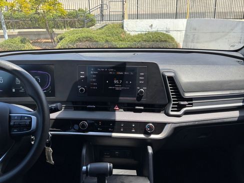 Used 2025 Kia Sportage LX FWD image 17