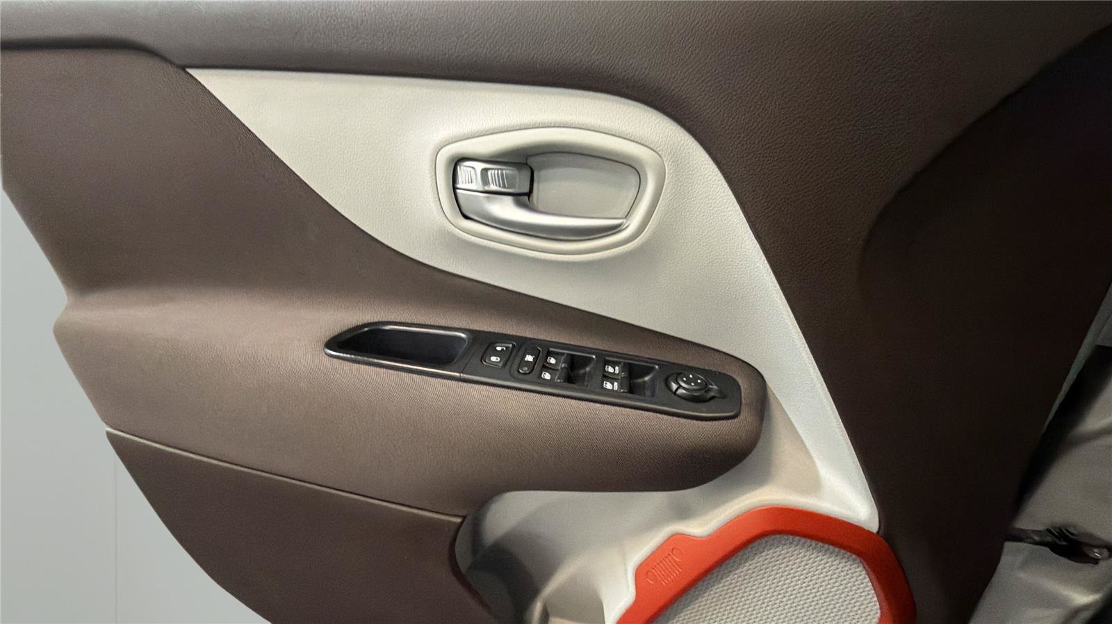 Used 2017 Jeep Renegade Latitude w/ Popular Equipment Group FWD image 23