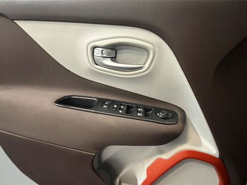 Used 2017 Jeep Renegade Latitude w/ Popular Equipment Group FWD image 23
