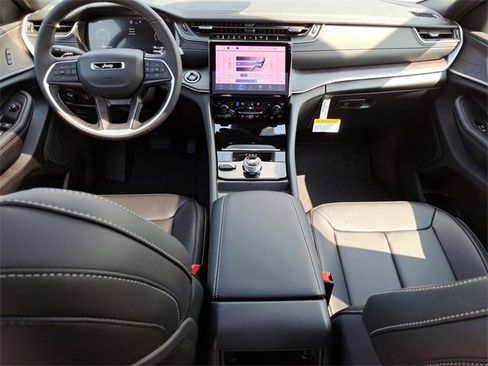 New 2025 Jeep Grand Cherokee Limited w/ Luxury Tech Group II image 11