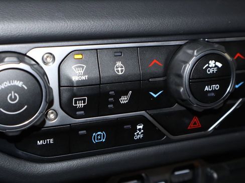 Used 2025 Jeep Wrangler Unlimited Sahara image 4