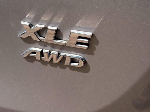 Used 2016 Toyota RAV4 XLE AWD/4WD image 7