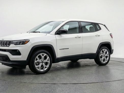 Used 2025 Jeep Compass Latitude AWD/4WD image 3