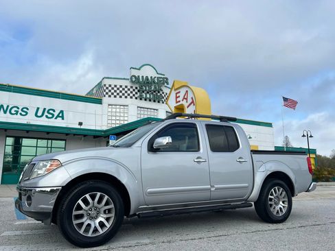 Used 2012 Nissan Frontier SL w/ Moonroof Pkg image 2