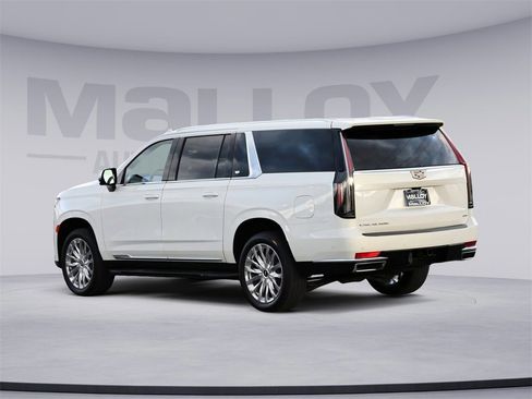 Used 2024 Cadillac Escalade ESV Premium Luxury image 2