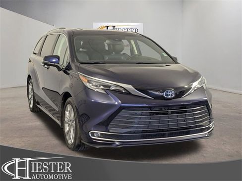 Used 2024 Toyota Sienna Platinum image 1