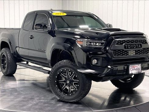 Used 2019 Toyota Tacoma TRD Sport AWD/4WD image 3