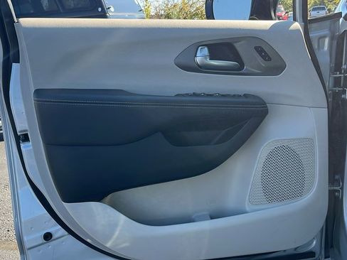 Used 2024 Chrysler Pacifica Touring-L image 11