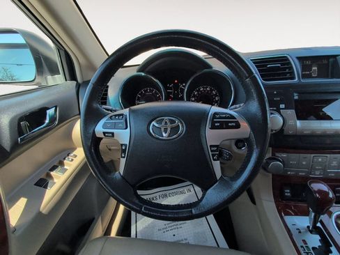Used 2012 Toyota Highlander Limited w/ Tow Pkg AWD/4WD image 11
