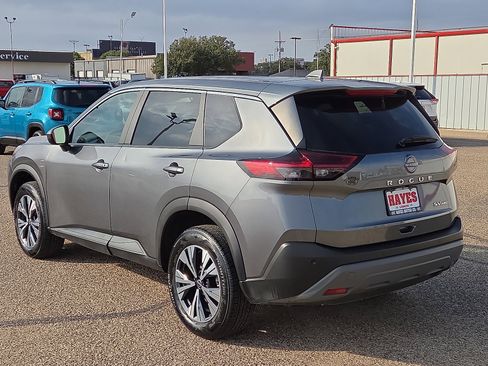 Used 2023 Nissan Rogue SV image 3