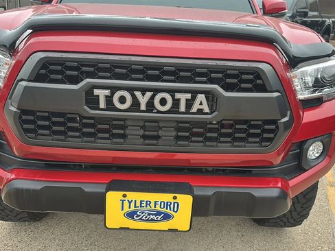Used 2020 Toyota Tacoma TRD Off-Road AWD/4WD image 5