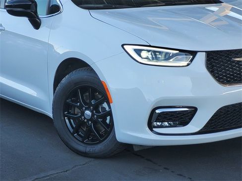 Certified 2025 Chrysler Pacifica Select image 3