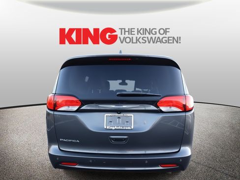 Used 2017 Chrysler Pacifica Touring w/ Tire & Wheel Group image 4