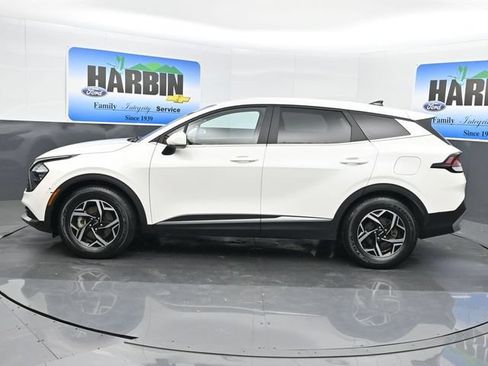 Used 2023 Kia Sportage LX FWD image 2