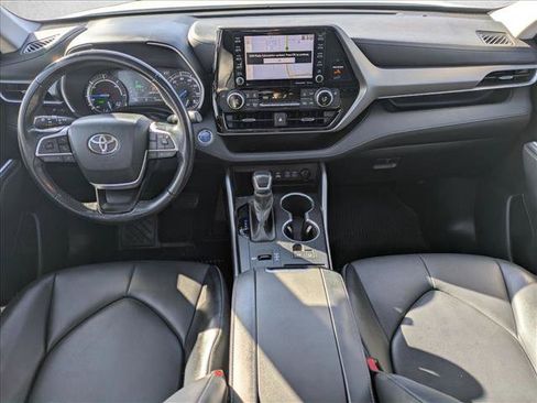 Used 2022 Toyota Highlander XLE AWD/4WD image 19