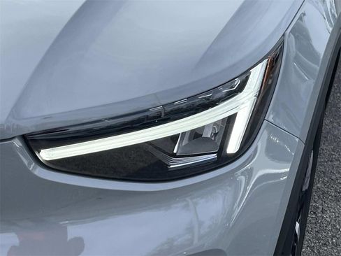 Used 2025 Volvo XC40 B5 Core w/ Climate Package image 9
