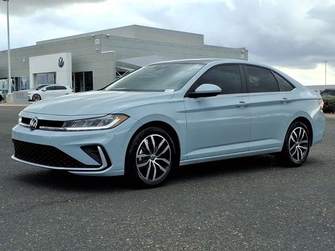 Certified 2025 Volkswagen Jetta SE w/ Sunroof Package image 3
